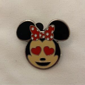 LIMITED Minnie Mouse Heart Eyes Disney Pin